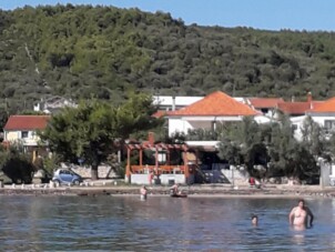 Familjevänliga lägenheter vid havet Neviđane