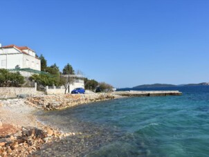 Lägenhet med tre sovrum nära stranden Kučište