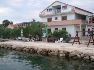 Lägenhet med två sovrum nära stranden Neviđane