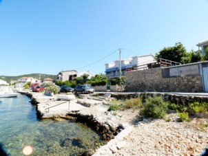 Lägenhet med två sovrum nära stranden Vinišće