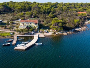 Lägenhet med två sovrum nära stranden Veli Rat