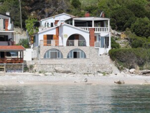 Rum nära stranden Cove Zaraće (Dubovica)