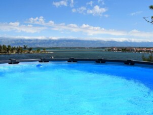 Lägenheter vid havet med pool Nin