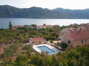 Lägenheter vid havet med pool Kneža