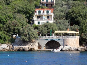 Lägenheter vid havet med pool Molunat