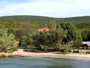 Hus med två sovrum nära stranden Cove Zuborovica