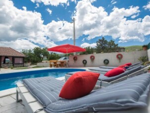 Family friendly house with a swimming pool Radošić