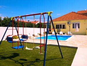 Family friendly house with a swimming pool Sukošan