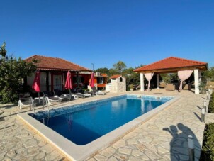 Family friendly house with a swimming pool Gornje Planjane