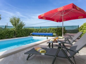 Family friendly house with a swimming pool Gornje Sitno