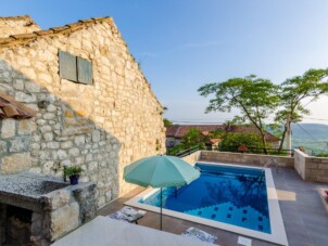 Family friendly house with a swimming pool Mihanići