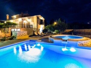 Family friendly house with a swimming pool Kremena