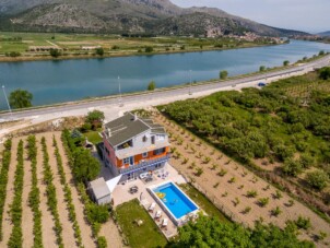 Holiday house with a swimming pool Opuzen