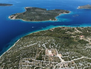 Hus med två sovrum med terrass och havsutsikt Cove Triluke