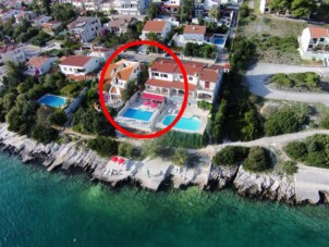 Familjevänligt hus vid havet med pool Seget Vranjica