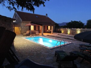 Family friendly house with a swimming pool Gluići