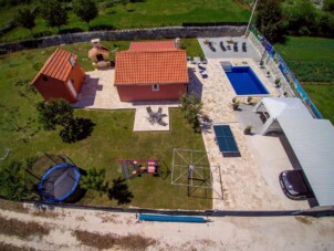 Family friendly house with a swimming pool Radošić