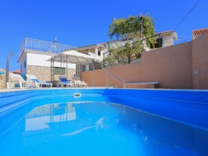 Holiday house with a swimming pool Ražanj