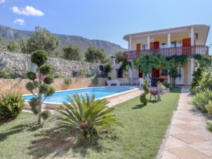 Family friendly house with a swimming pool Kaštel Sućurac