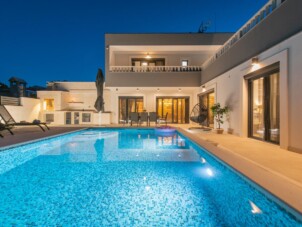 Luxury villa with a swimming pool Sevid