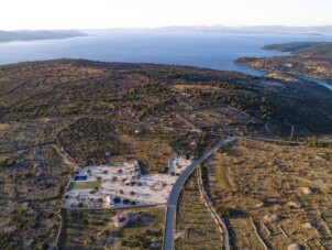 Bekvämt och rymligt hus med terrass och havsutsikt Milna