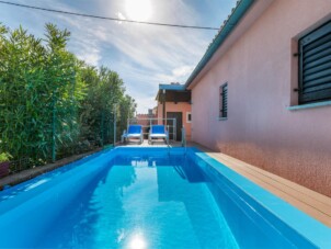 Holiday house with a swimming pool Fažana - 11396