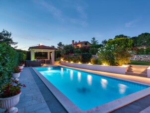 Holiday house with a swimming pool Ripenda