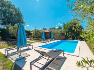 Family friendly house with a swimming pool Sveti Lovreč