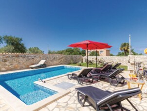 Family friendly house with a swimming pool Gajana