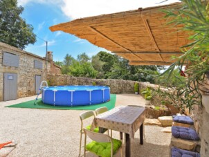 Family friendly house with a swimming pool Smoljanci