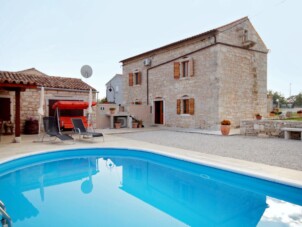 Family friendly house with a swimming pool Hreljići