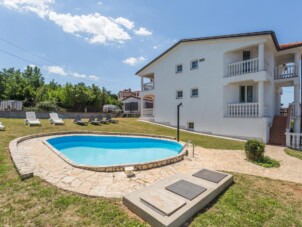 Holiday house with a swimming pool Radmani