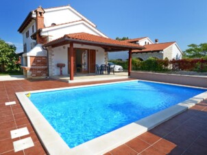 Family friendly house with a swimming pool Višnjan