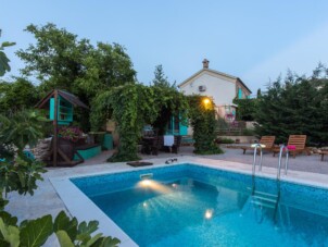 Family friendly house with a swimming pool Rasopasno