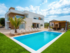 Holiday house with a swimming pool Mandre