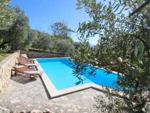 Holiday house with a swimming pool Draga Bašćanska