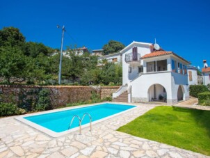 Holiday house with a swimming pool Zagore