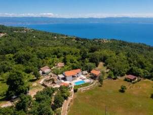 Family friendly house with a swimming pool Rošići