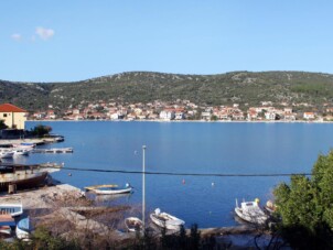 Lägenhet med två sovrum nära stranden Vinišće