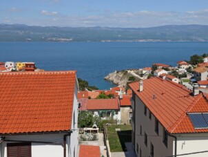 Rum med terrass och havsutsikt Vrbnik